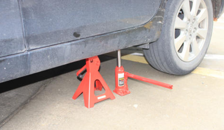液壓千斤頂應該頂在轎車的哪些方位